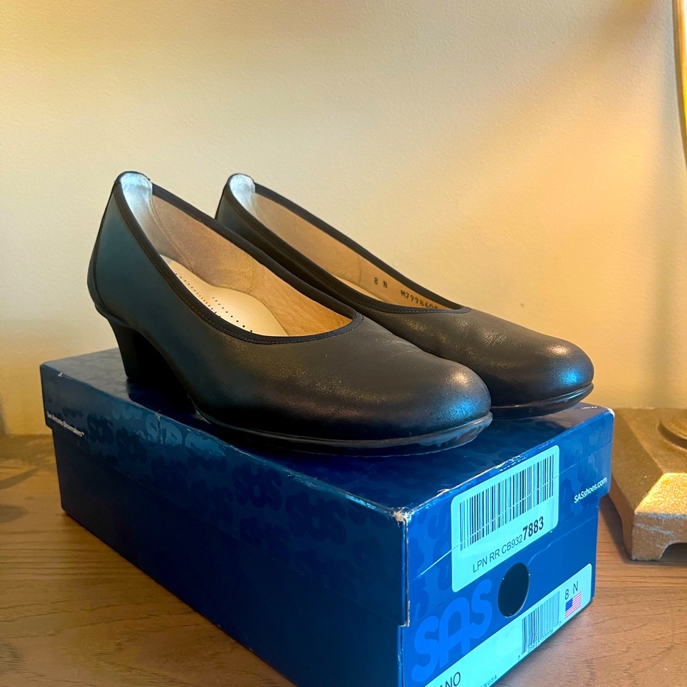 SAS Milano black pump, size 8N